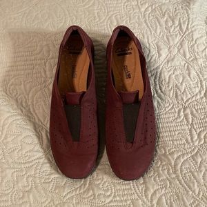 Clark’s Artisan Daelyn Summit Nubuck Slip-On in Maroon Sz 8 1/2.